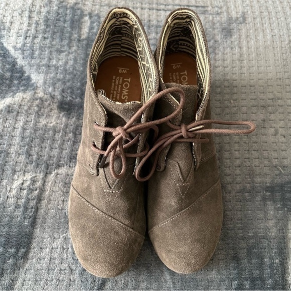 Toms size 9 gray suede lace up wedge bootie